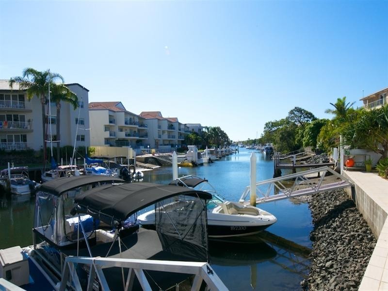 2/10 Oatland Esplanade, Runaway Bay QLD 4216