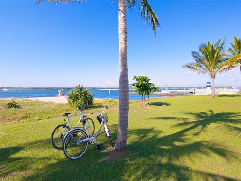 2/10 Oatland Esplanade, Runaway Bay QLD 4216
