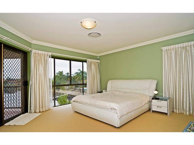 6 Smugglers Place, Runaway Bay QLD 4216