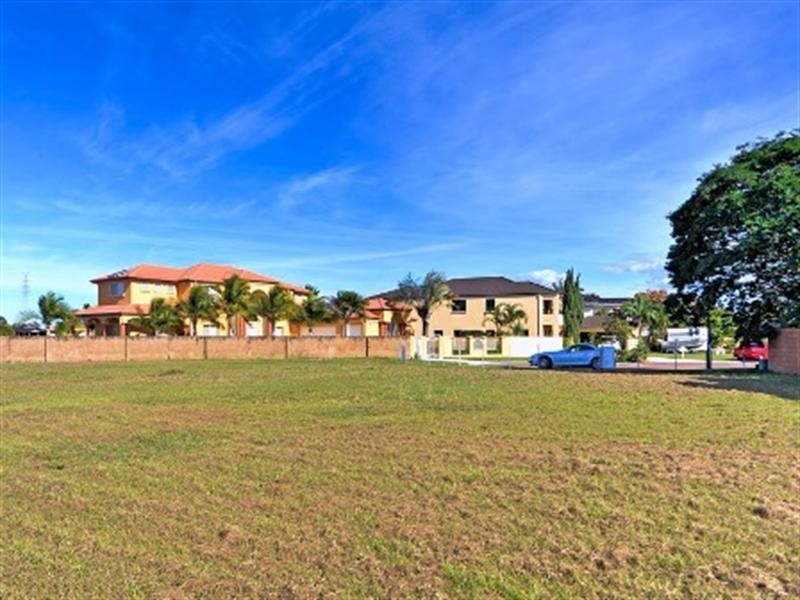 5 Trimaran Place, Clear Island Waters QLD 4226