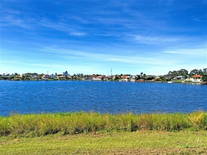 5 Trimaran Place, Clear Island Waters QLD 4226