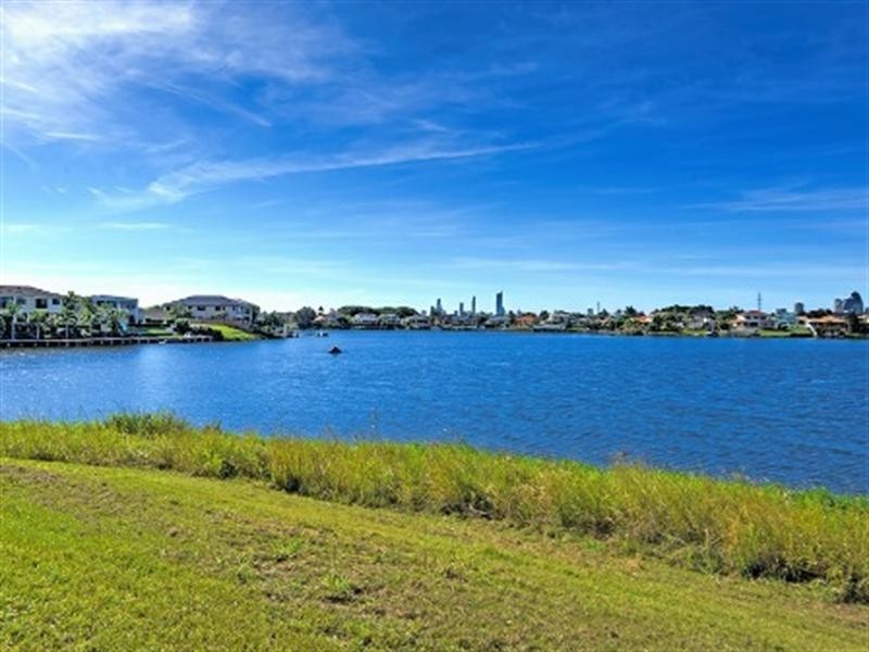 5 Trimaran Place, Clear Island Waters QLD 4226