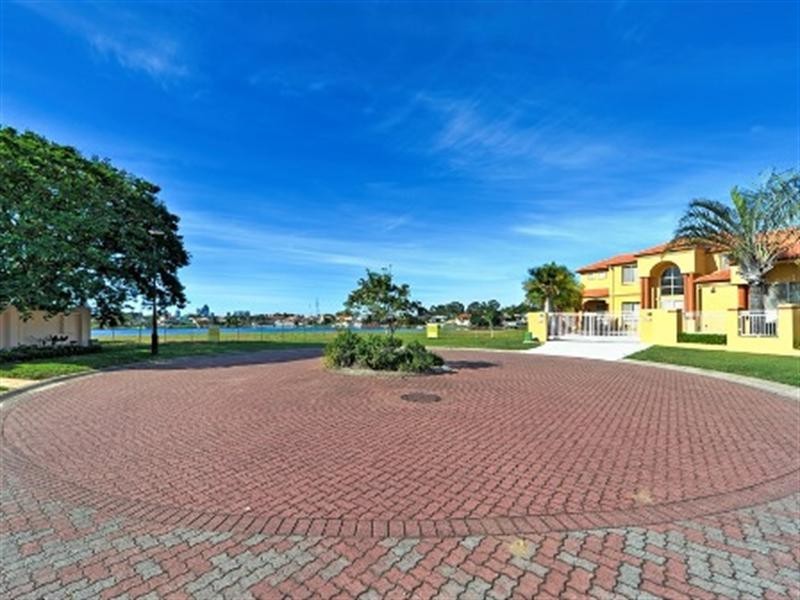 5 Trimaran Place, Clear Island Waters QLD 4226