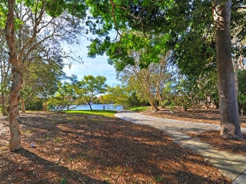 5 Trimaran Place, Clear Island Waters QLD 4226