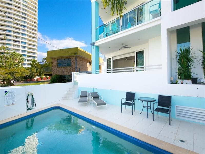 2/10 Oatlands Esplanade, Runaway Bay QLD 4216