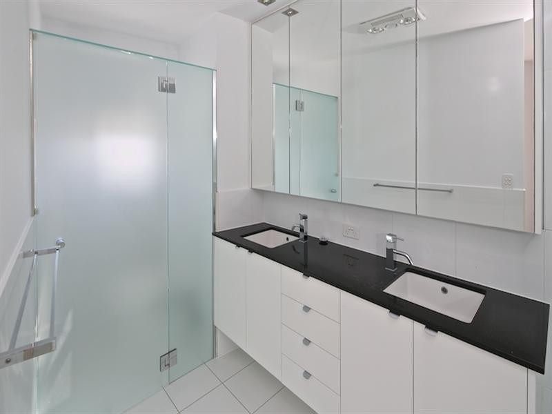 2/10 Oatlands Esplanade, Runaway Bay QLD 4216