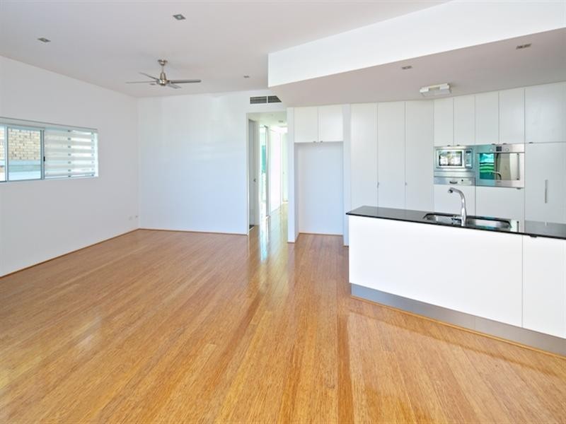 2/10 Oatlands Esplanade, Runaway Bay QLD 4216