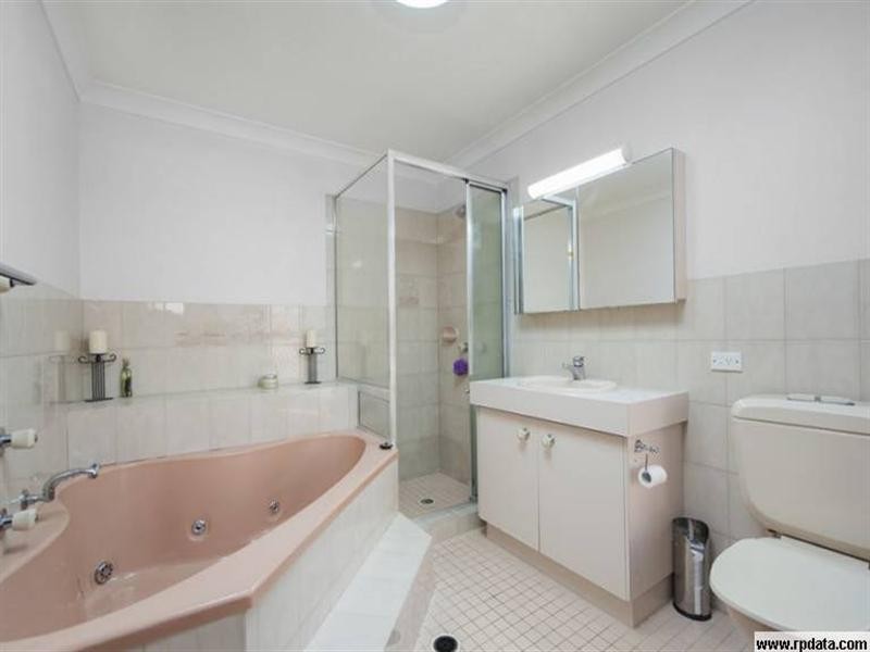 12 Pebble Beach Drive, Runaway Bay QLD 4216