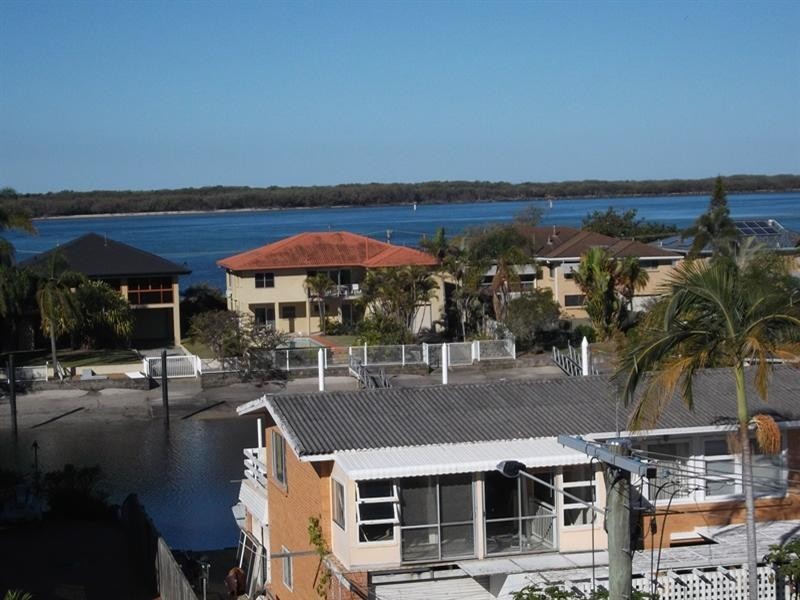 9/16-18 Canal Avenue, Runaway Bay QLD 4216