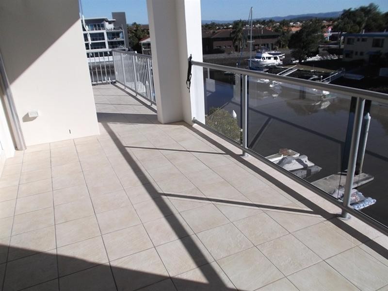 9/16-18 Canal Avenue, Runaway Bay QLD 4216