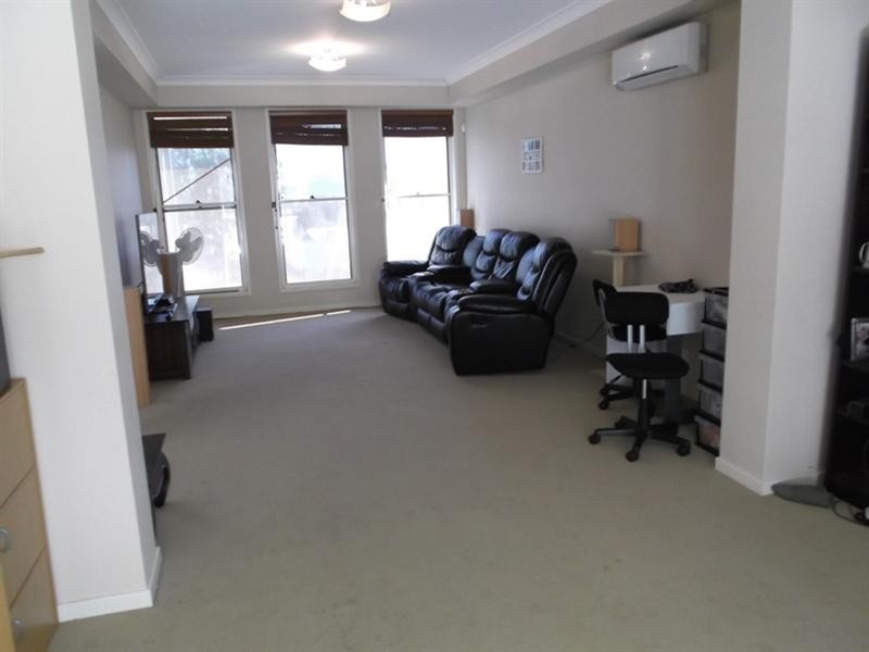 8 Welumba Close, Pacific Pines QLD 4211