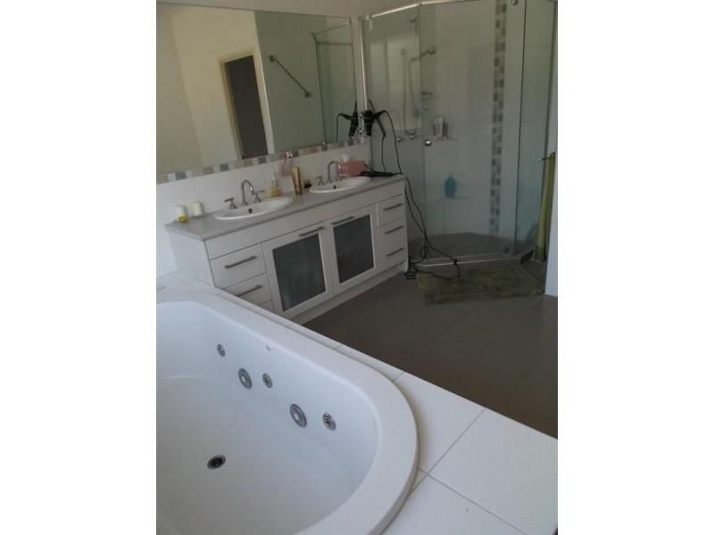 8 Welumba Close, Pacific Pines QLD 4211
