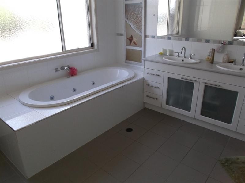 8 Welumba Close, Pacific Pines QLD 4211