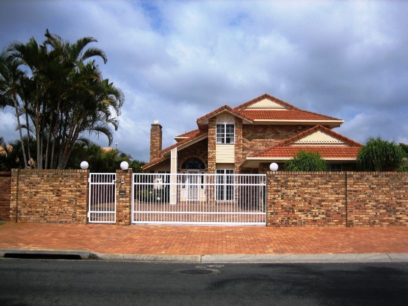 10 Pebble Beach Drive, Runaway Bay QLD 4216