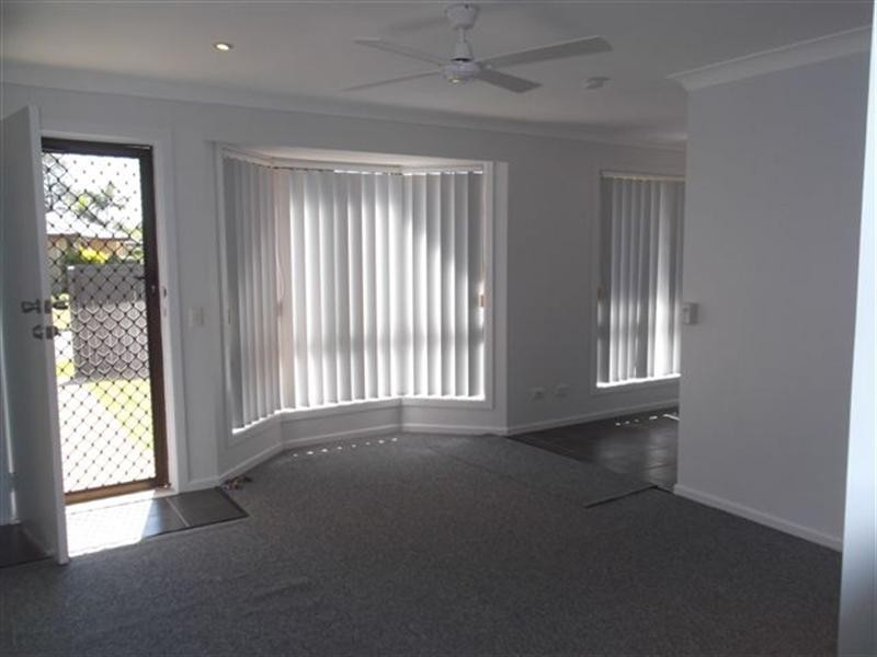 1/2 Warrie Close, Paradise Point QLD 4216