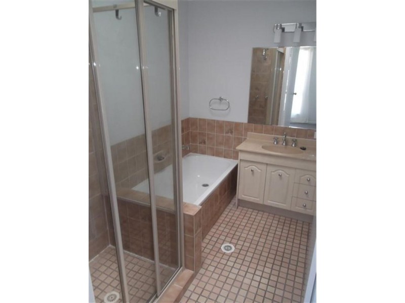 1/2 Warrie Close, Paradise Point QLD 4216