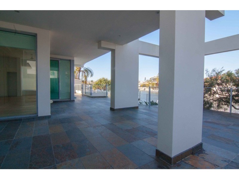 1/11 Canal Avenue, Runaway Bay QLD 4216