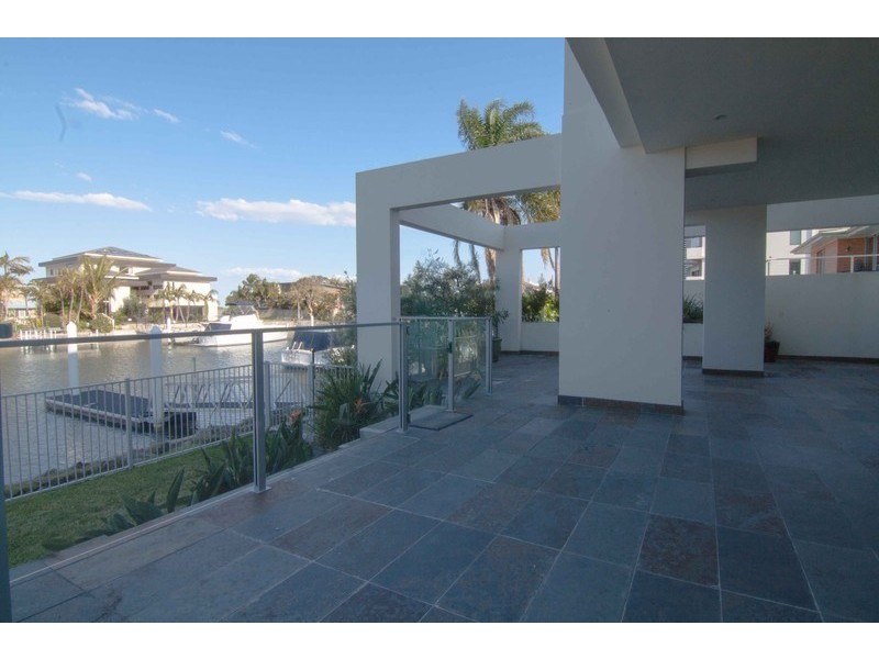 1/11 Canal Avenue, Runaway Bay QLD 4216