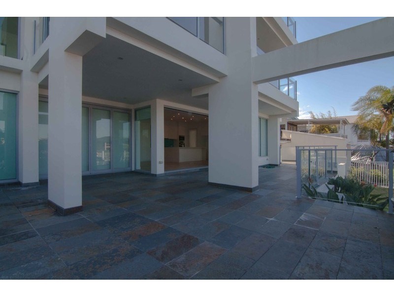 1/11 Canal Avenue, Runaway Bay QLD 4216