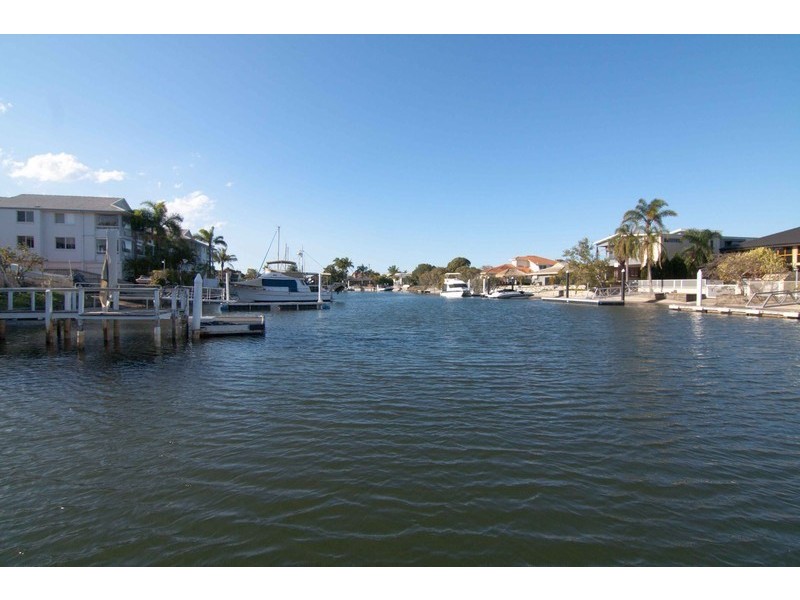 1/11 Canal Avenue, Runaway Bay QLD 4216