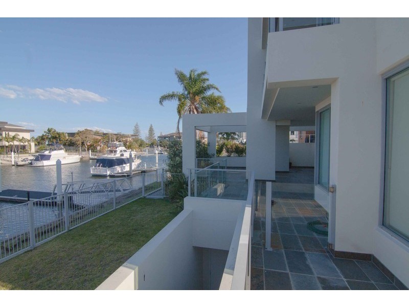 1/11 Canal Avenue, Runaway Bay QLD 4216