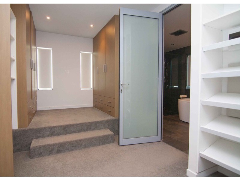 1/11 Canal Avenue, Runaway Bay QLD 4216