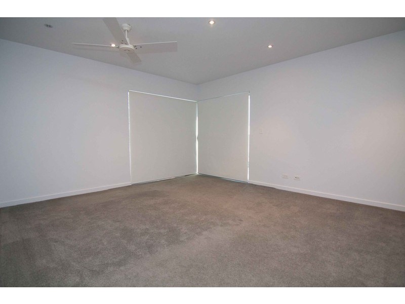 1/11 Canal Avenue, Runaway Bay QLD 4216