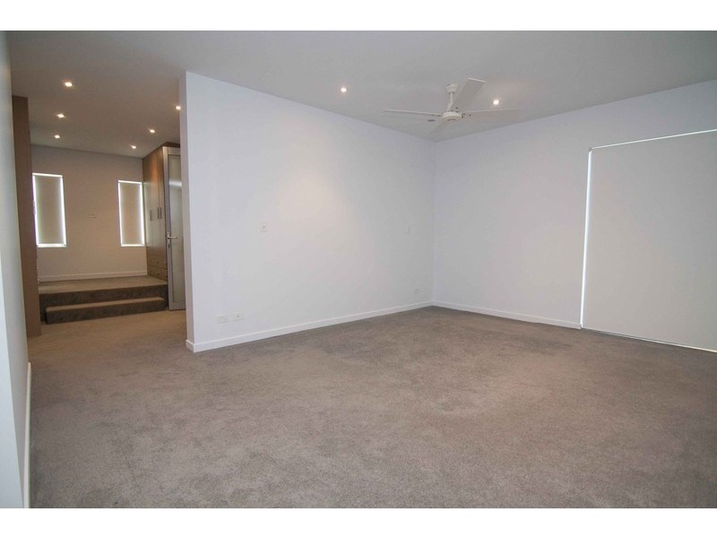 1/11 Canal Avenue, Runaway Bay QLD 4216