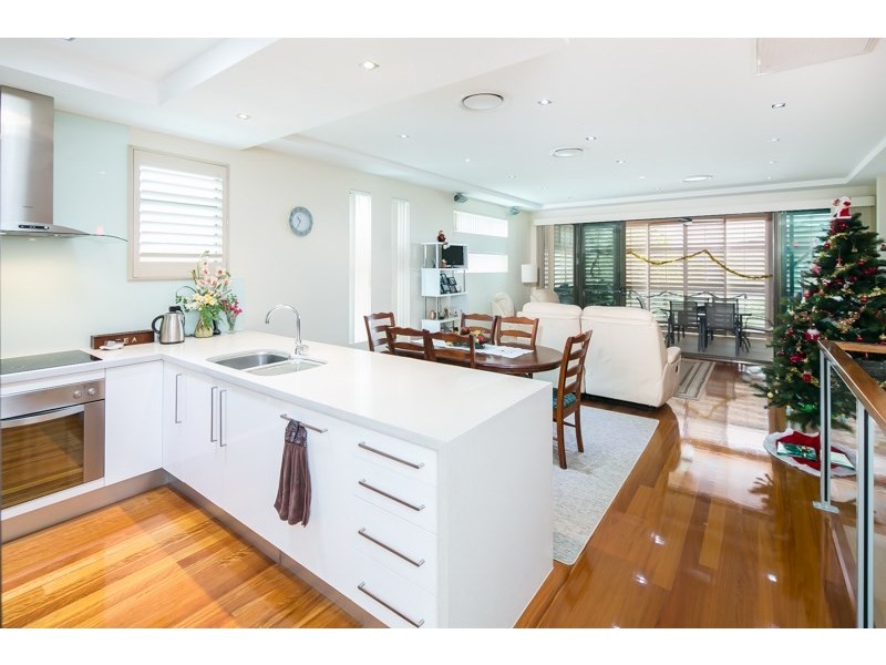 2/8 Eider Avenue, Paradise Point QLD 4216