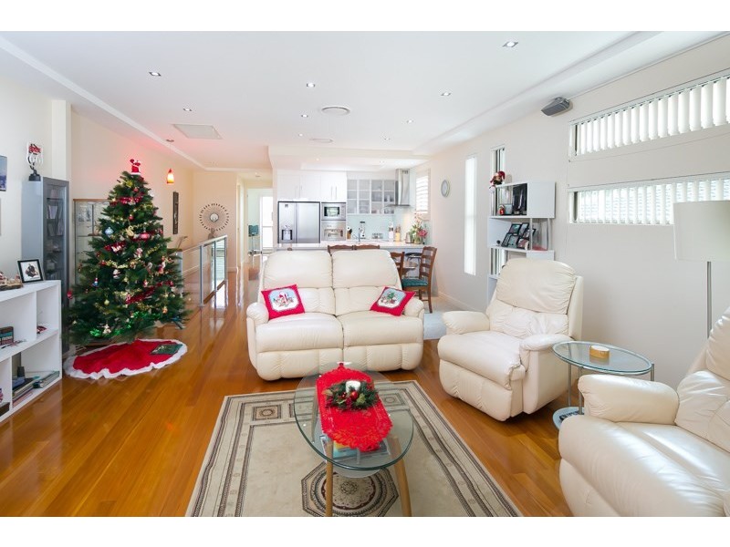 2/8 Eider Avenue, Paradise Point QLD 4216