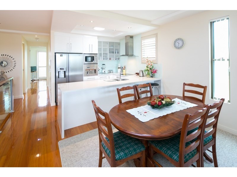 2/8 Eider Avenue, Paradise Point QLD 4216