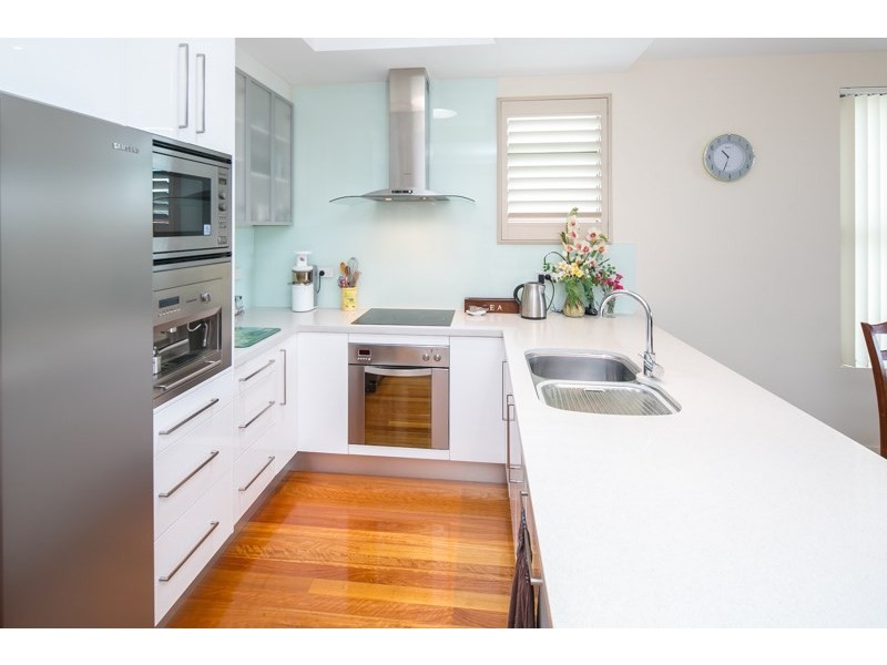 2/8 Eider Avenue, Paradise Point QLD 4216