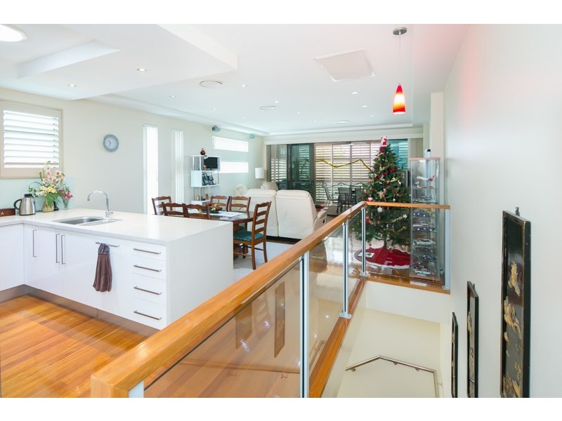 2/8 Eider Avenue, Paradise Point QLD 4216