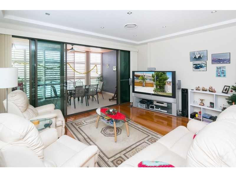 2/8 Eider Avenue, Paradise Point QLD 4216