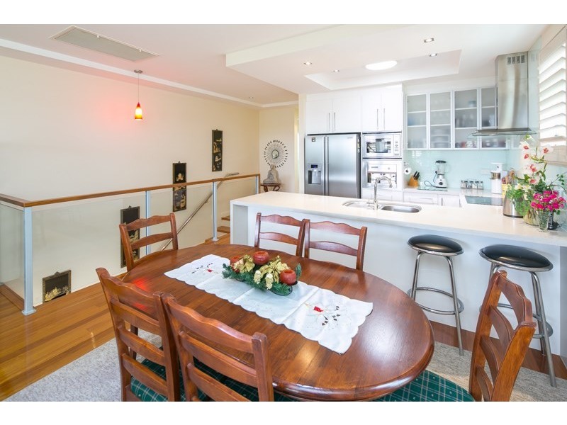 2/8 Eider Avenue, Paradise Point QLD 4216