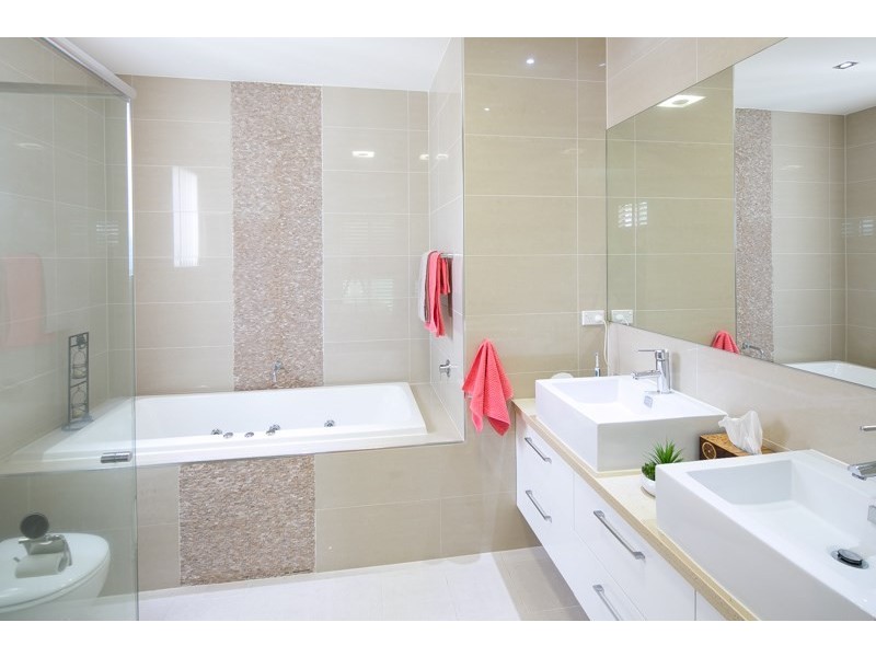 2/8 Eider Avenue, Paradise Point QLD 4216