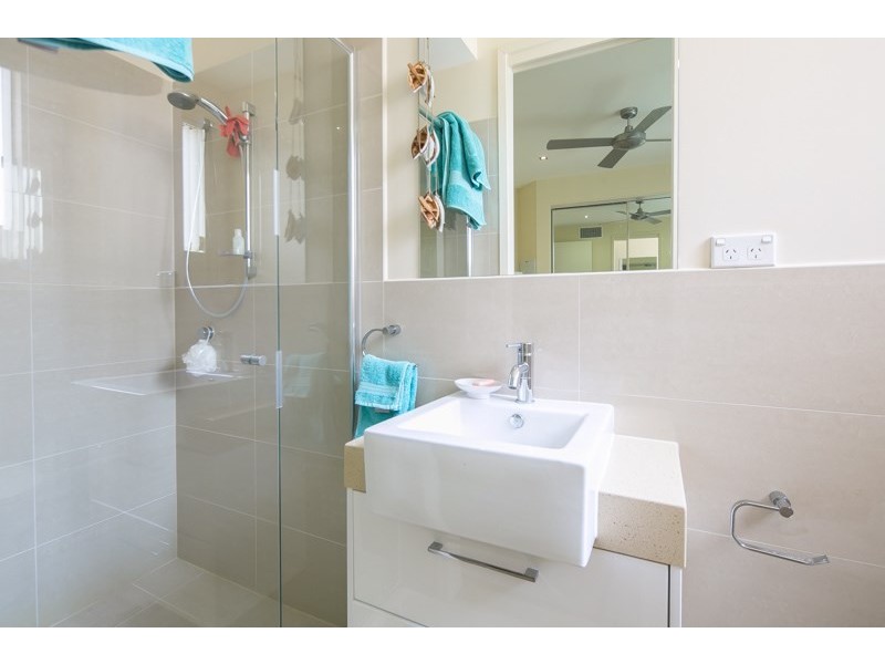 2/8 Eider Avenue, Paradise Point QLD 4216