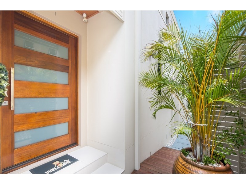 2/8 Eider Avenue, Paradise Point QLD 4216