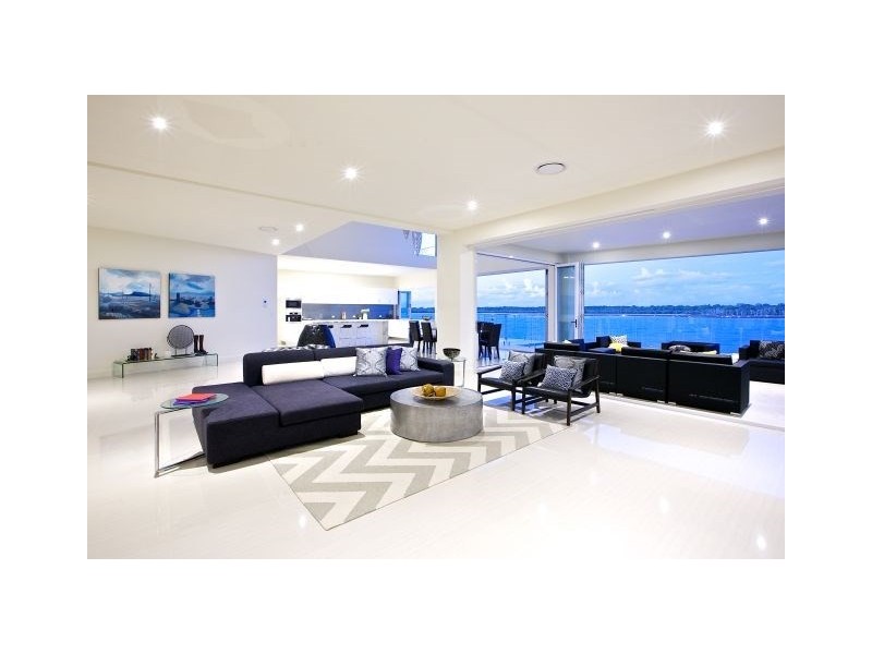 60 Knightsbridge Parade East, Paradise Point QLD 4216
