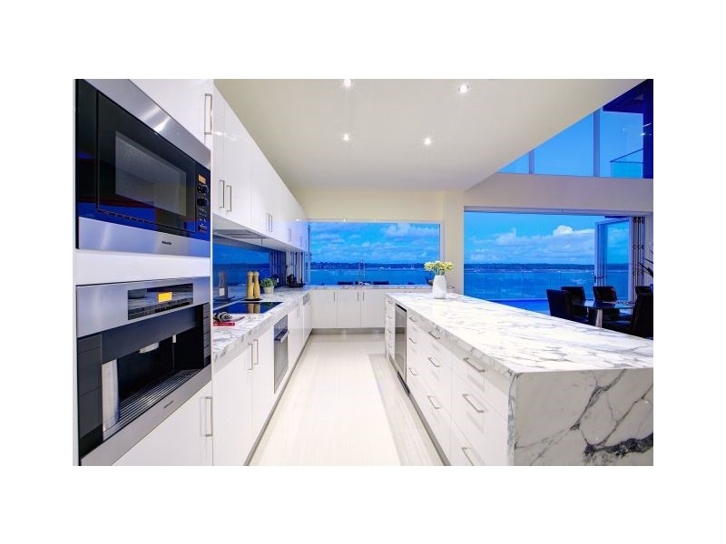 60 Knightsbridge Parade East, Paradise Point QLD 4216