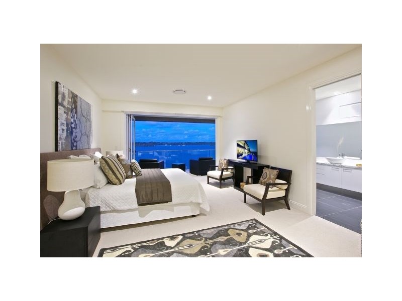 60 Knightsbridge Parade East, Paradise Point QLD 4216