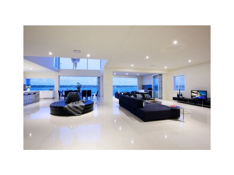 60 Knightsbridge Parade East, Paradise Point QLD 4216