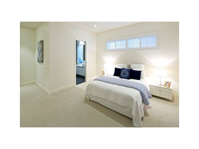 60 Knightsbridge Parade East, Paradise Point QLD 4216