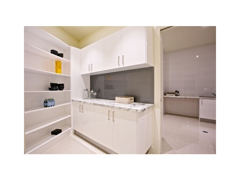 60 Knightsbridge Parade East, Paradise Point QLD 4216