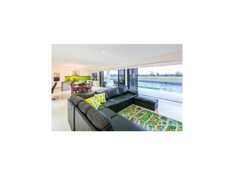 26 Harbourvue Court, Helensvale QLD 4212