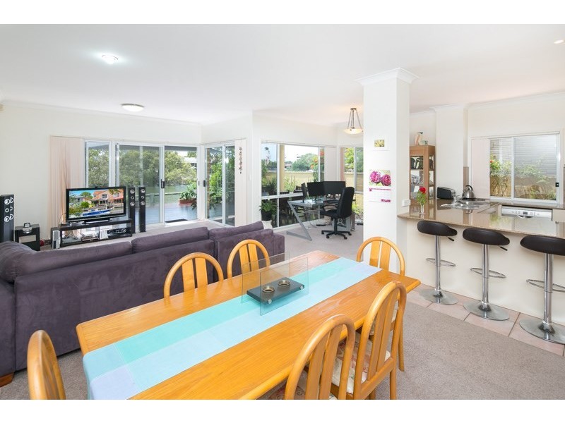 2/7 Perry Place, Biggera Waters QLD 4216