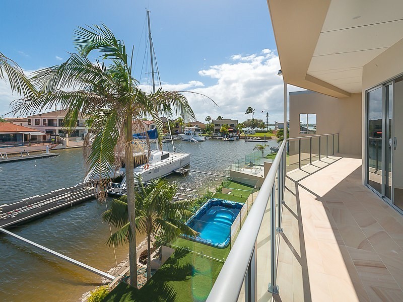 2/5 Huon Crescent, Runaway Bay QLD 4216