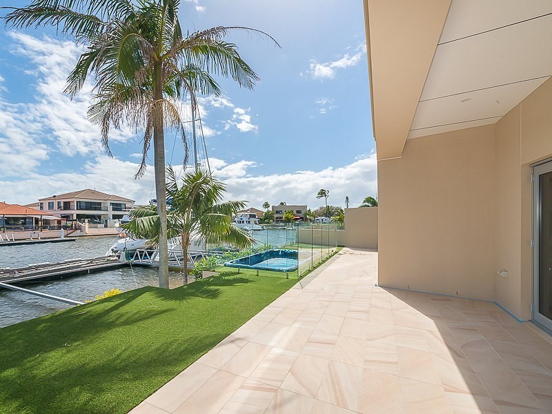2/5 Huon Crescent, Runaway Bay QLD 4216