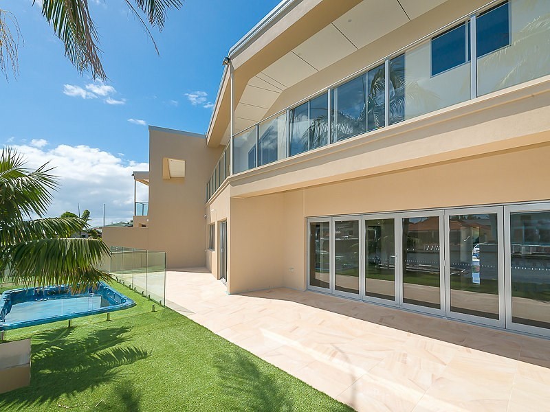 2/5 Huon Crescent, Runaway Bay QLD 4216