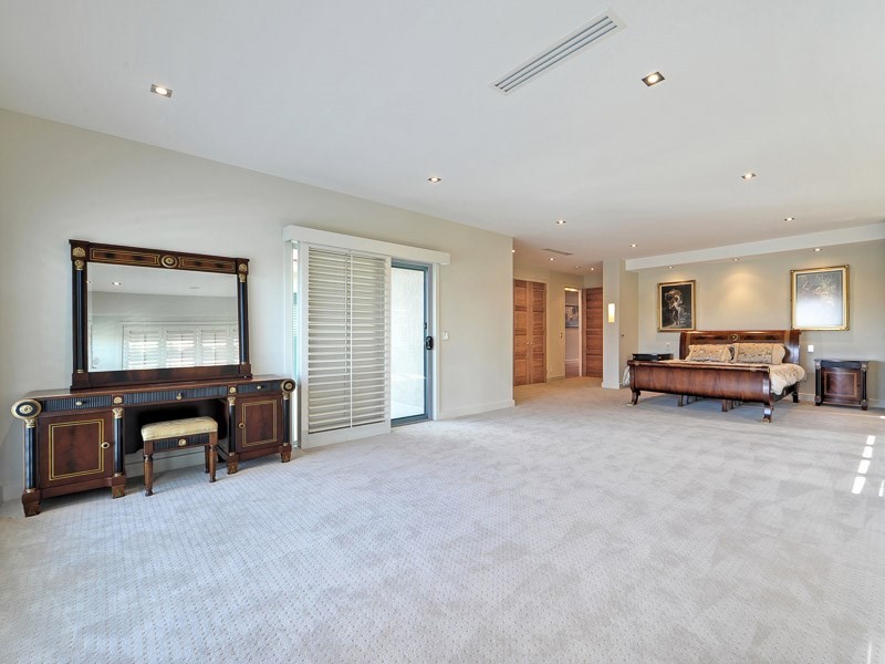 9 King James Court, Paradise Point QLD 4216